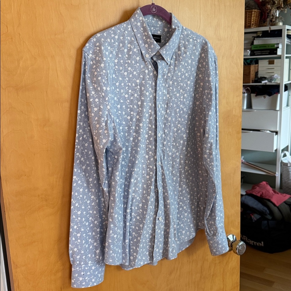 Men’s Club Monaco blue patterned button up shirt